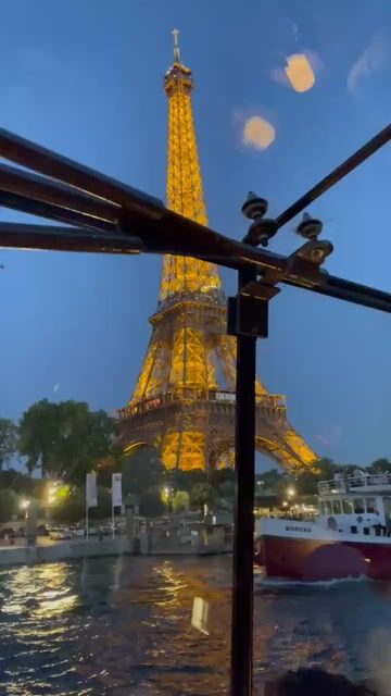 Would you eat dinner on a boat for this view? 