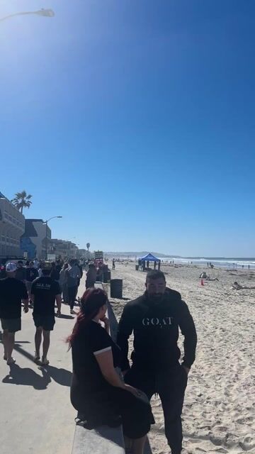 What percentage of San Diego beach goers are tourists in March?