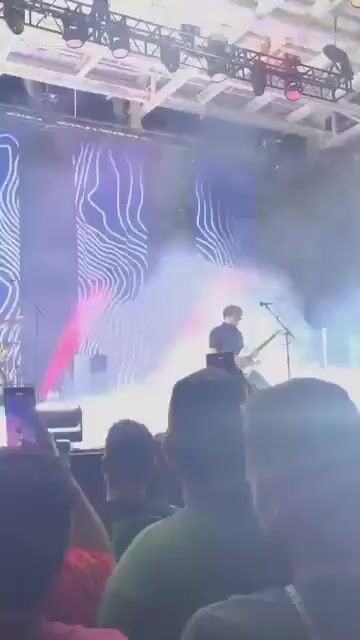 CONCERT ETIQUETTE DEBATE: Should people be allowed to push themselves up to the front in GA/Pit?