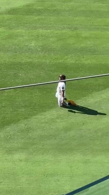 This is Tatis stretching it out in between plays. Do you like seeing players doing stuff like this? 